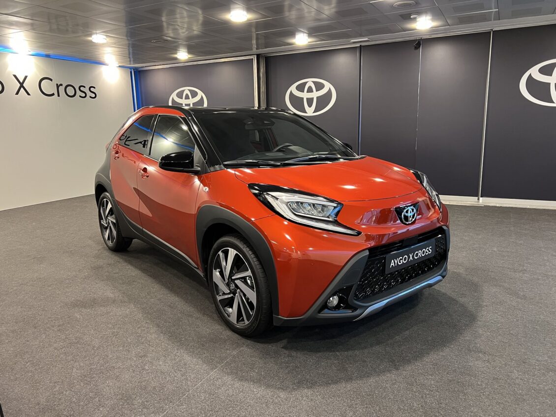 El Toyota Aygo X Cross tiene pintaza en directo: un ‘rara avis’ en el segmento