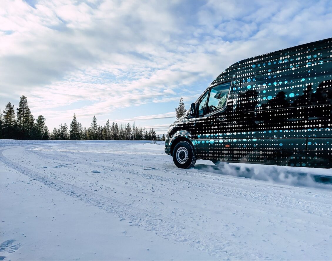 Mercedes-Benz nos da los primeros detalles e imágenes de la eSprinter 2024