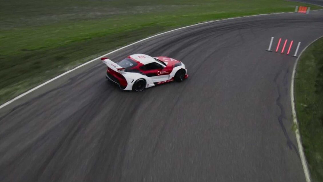 Este Toyota Supra es único en el mundo: puede hacerse un circuito derrapando él solo