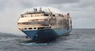 El buque Felicity Ace y los casi 4000 coches que transportaba, finalmente se hunden