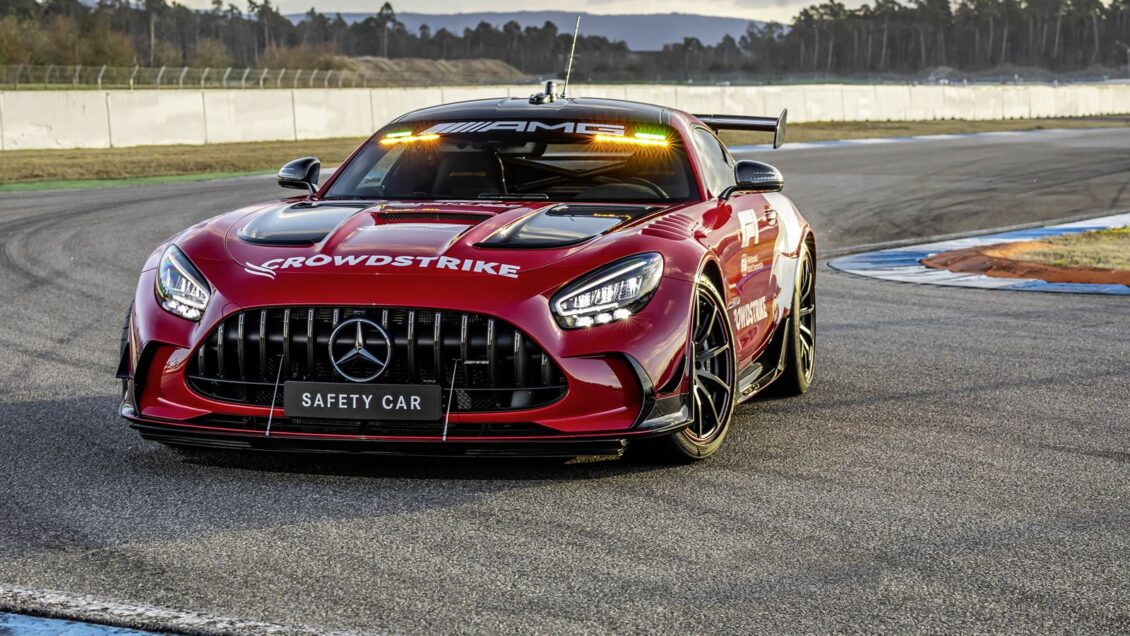 Este é o Carro de Segurança Mercedes-AMG para o Campeonato Mundial de Fórmula 1 de 2022