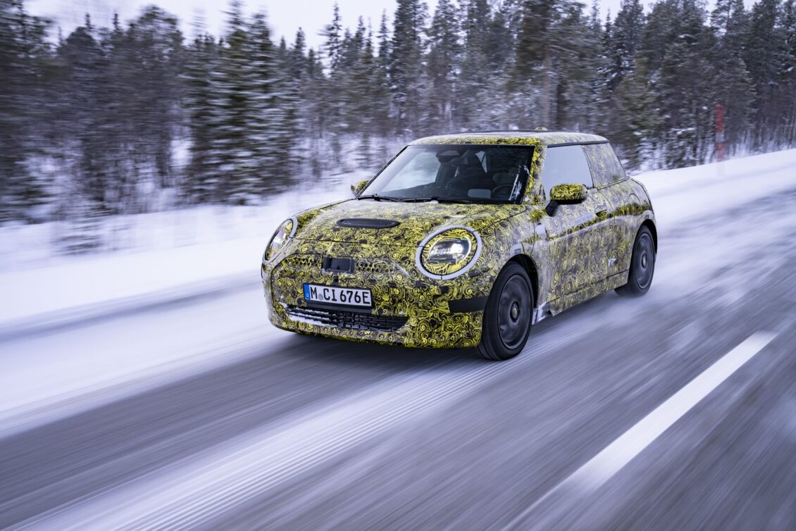 El futuro MINI 3 puertas coge músculo en la nieve: primeros detalles e imágenes