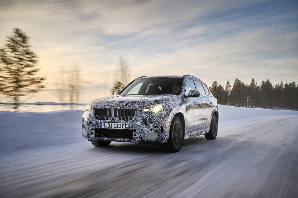 El BMW iX1 coge músculo en la nieve: esto es lo que sabemos del SUV eléctrico