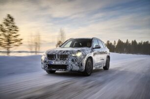 El BMW iX1 coge músculo en la nieve: esto es lo que sabemos del SUV eléctrico