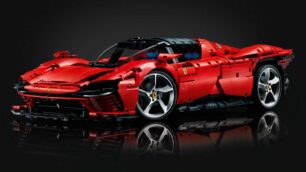 Ojo al Ferrari Daytona SP3 de LEGO: saldrá a la venta el próximo 1 de Junio
