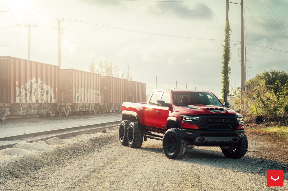 El Hennessey Mammoth 1000 TRX 6×6 se ve salvaje con llantas Vossen