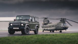 El icónico Chinook cumple 40 años de servicio y este Defender Q40 llega con muchos guiños
