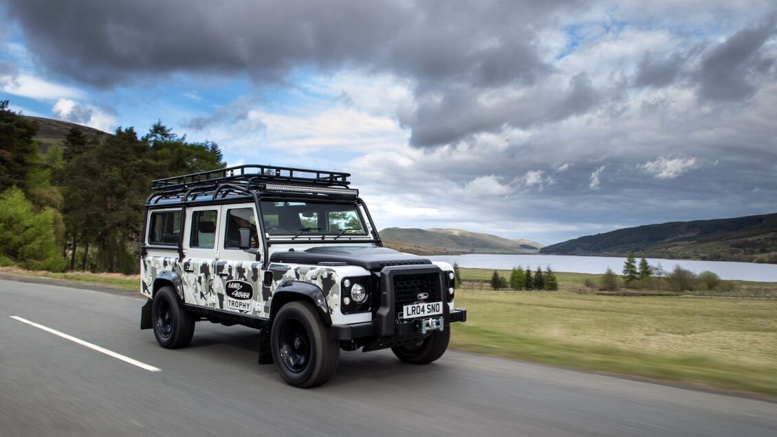 Ojo a lo último de Land Rover: se llama Classic Defender Works V8 Trophy II y su precio parte de los 268.329 euros