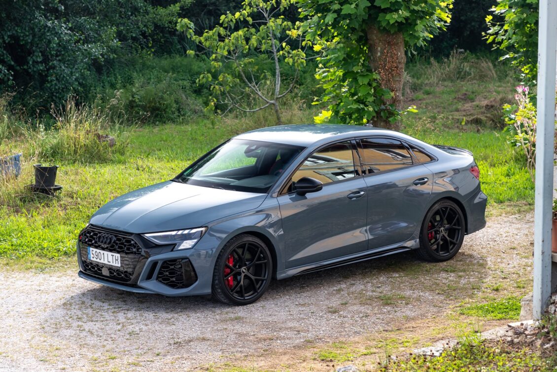 Prueba Audi RS 3 Sedan 400 CV: domesticable en carretera, desatado en la pista