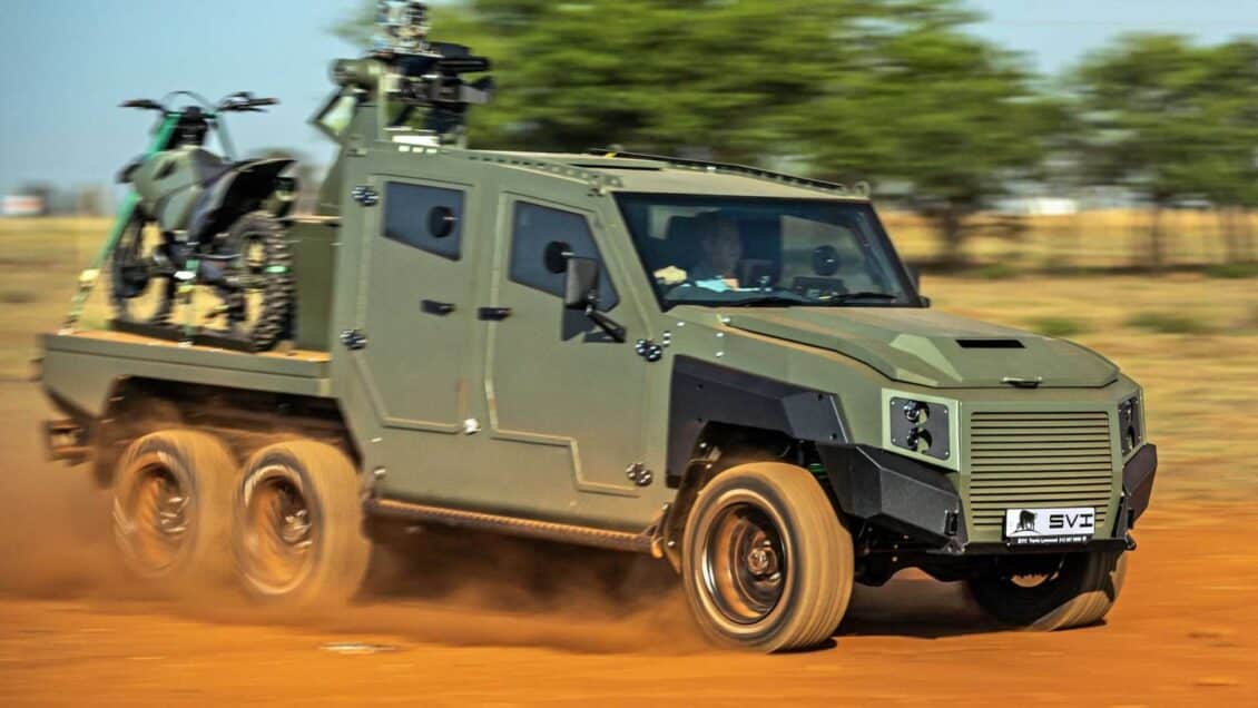 Blindaje, tres ejes y un destructor de drones: te va a gustar este Toyota Land Cruiser J70