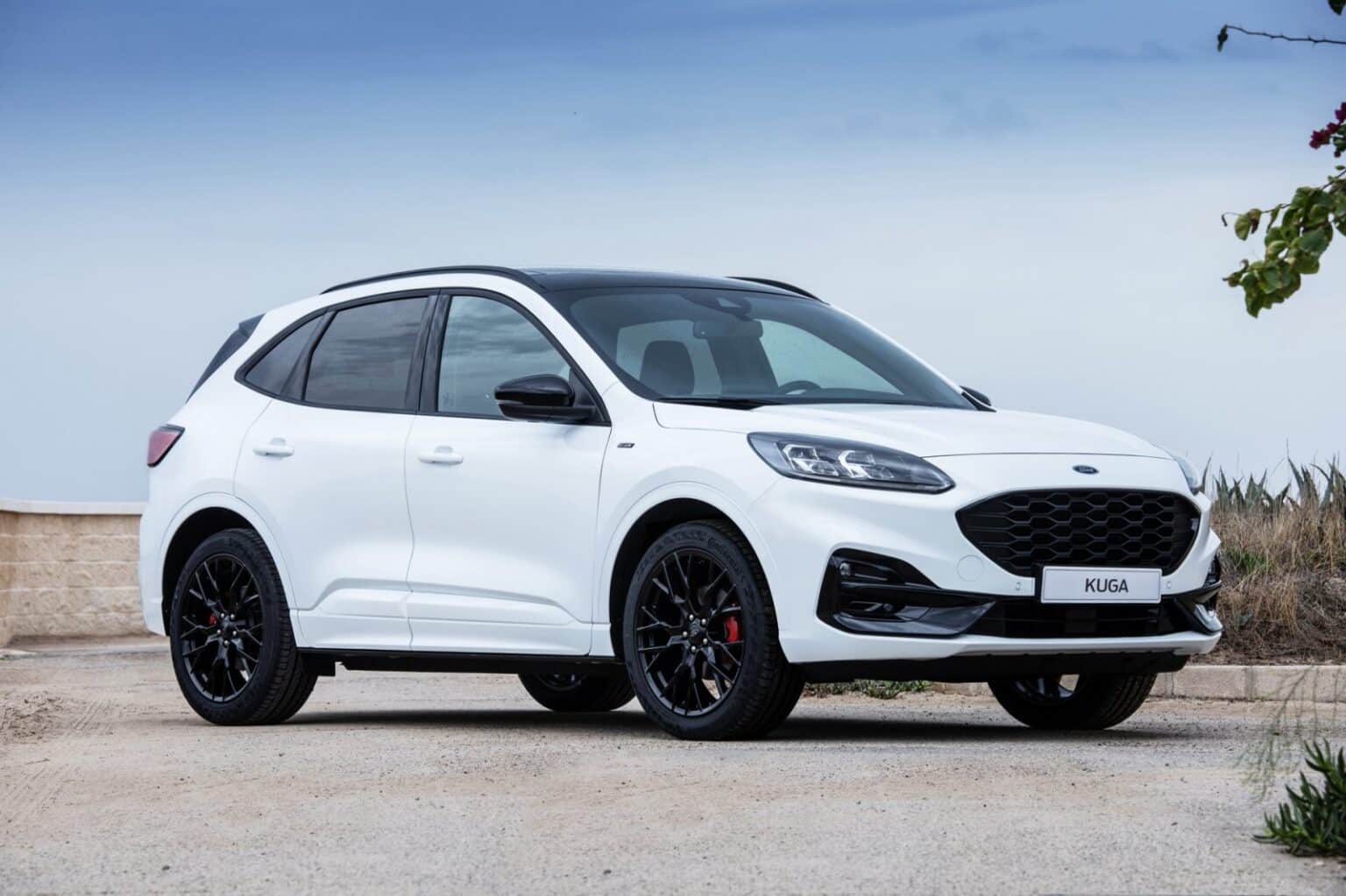 Ford Kuga ST Line X Black Package apuesta todo al negro