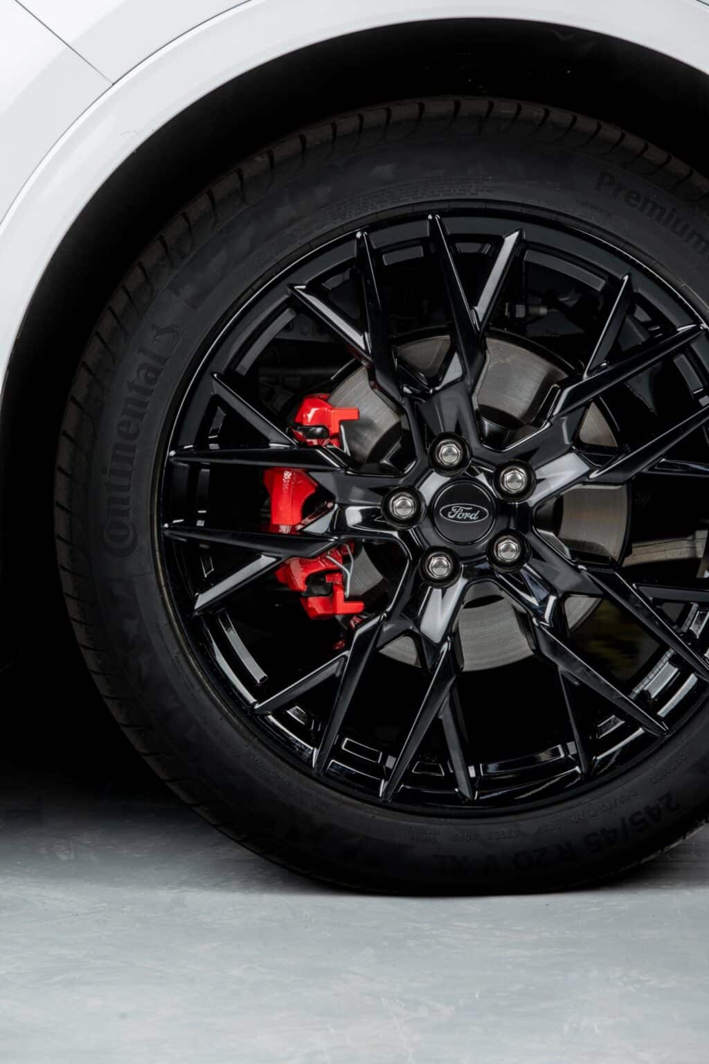 Ford Kuga ST Line X Black Package apuesta todo al negro