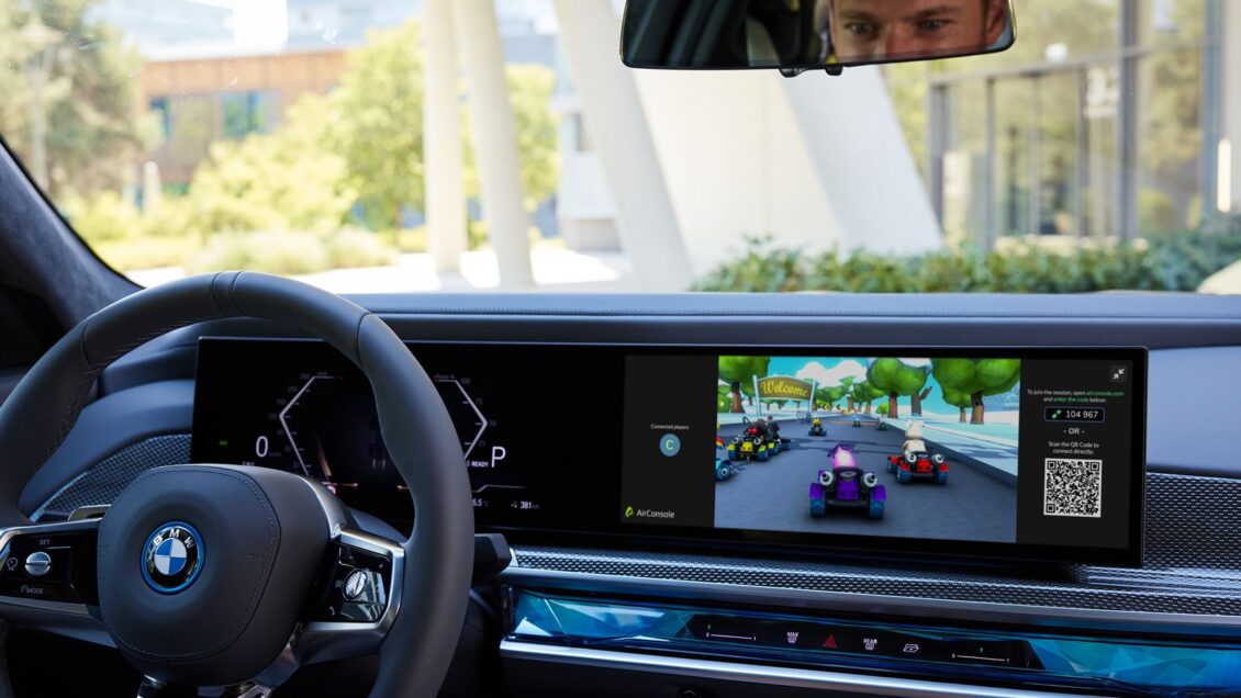 Podrás jugar a videojuegos en la pantalla curva de los BMW a partir de 2023