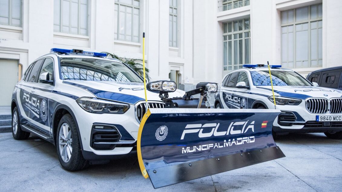 ¿Qué te parece la nueva flota de la Policía Municipal de Madrid?: ¡Hasta un BMW X5 con pala quitanieves!