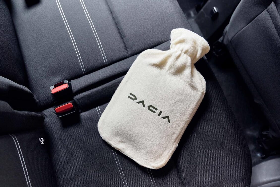 Dacia se burla de las marcas premium que ofrecen suscripciones a equipamientos