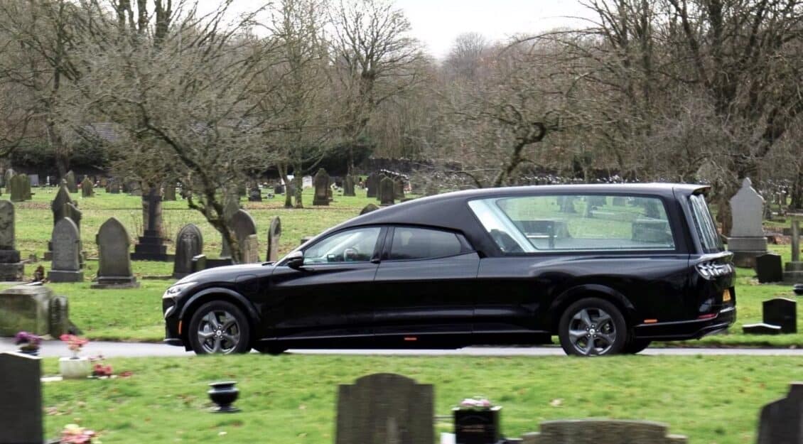 El «último viaje», ahora también en eléctrico: así es el Mustang Mach-e fúnebre