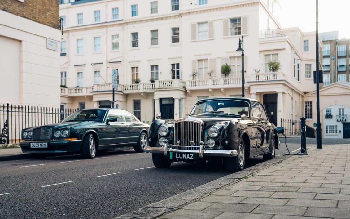 ¿Qué te parece este Bentley S2 Continental totalmente transformado en eléctrico?