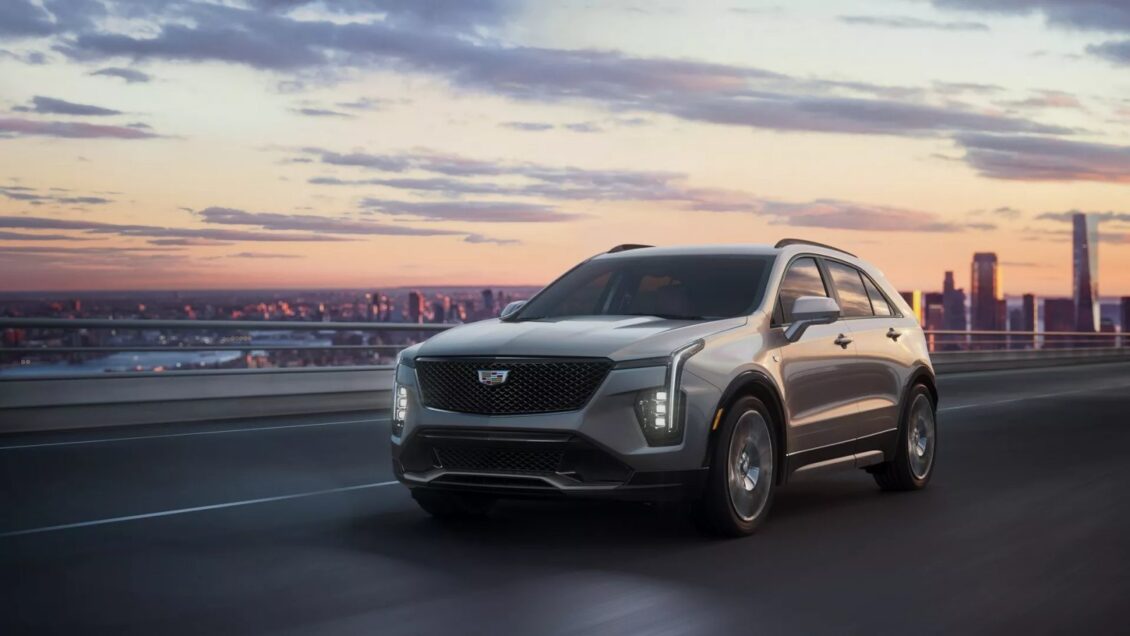 El Cadillac XT4 2024 llega con una pantalla 9K de 33 pulgadas en el interior