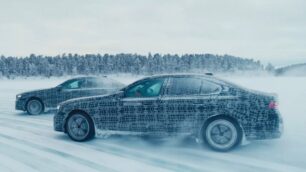 [Vídeo] Disfruta del sonido del nuevo BMW i5 M Performance derrapando en la nieve