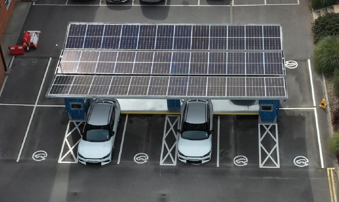 ¿Se puede cargar un coche eléctrico con paneles solares?