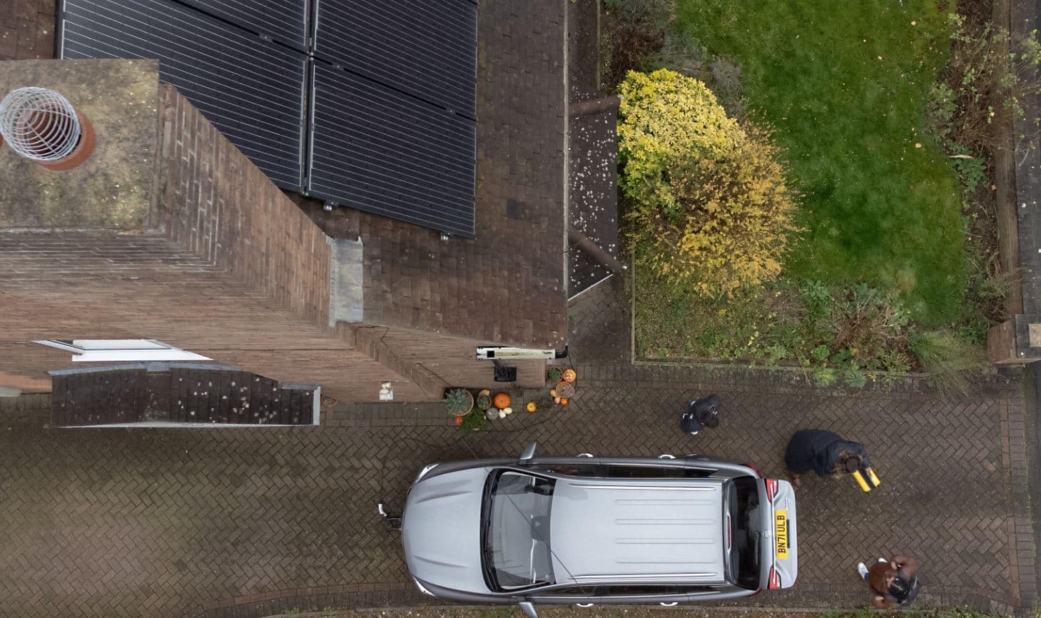 cargar un coche eléctrico con paneles solares