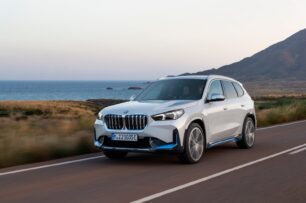 El BMW iX1 xDrive30 ya tiene precios en España: hasta 440 km de autonomía