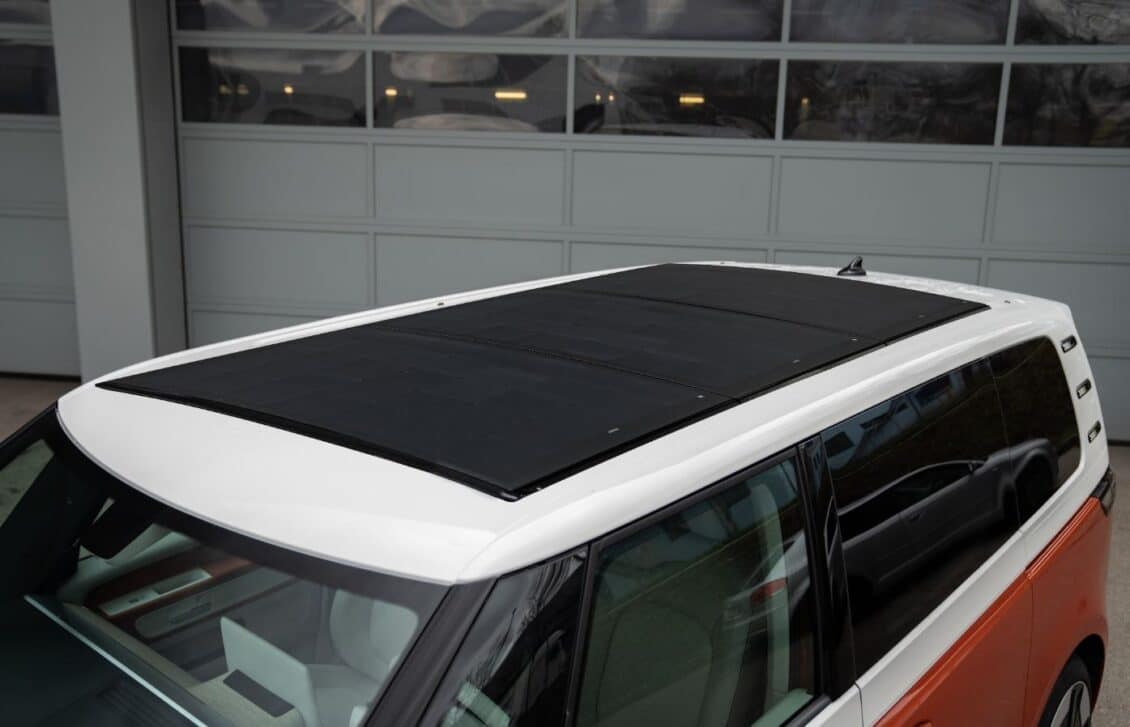 El Volkswagen ID.BUZZ ya puede recargar sus baterías con paneles solares: aquí las potencias de carga