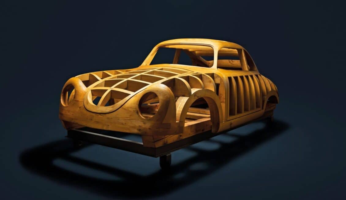 Atento a la curiosa historia de esta «escultura» de madera con forma de Porsche 356: ¿conoces su finalidad?