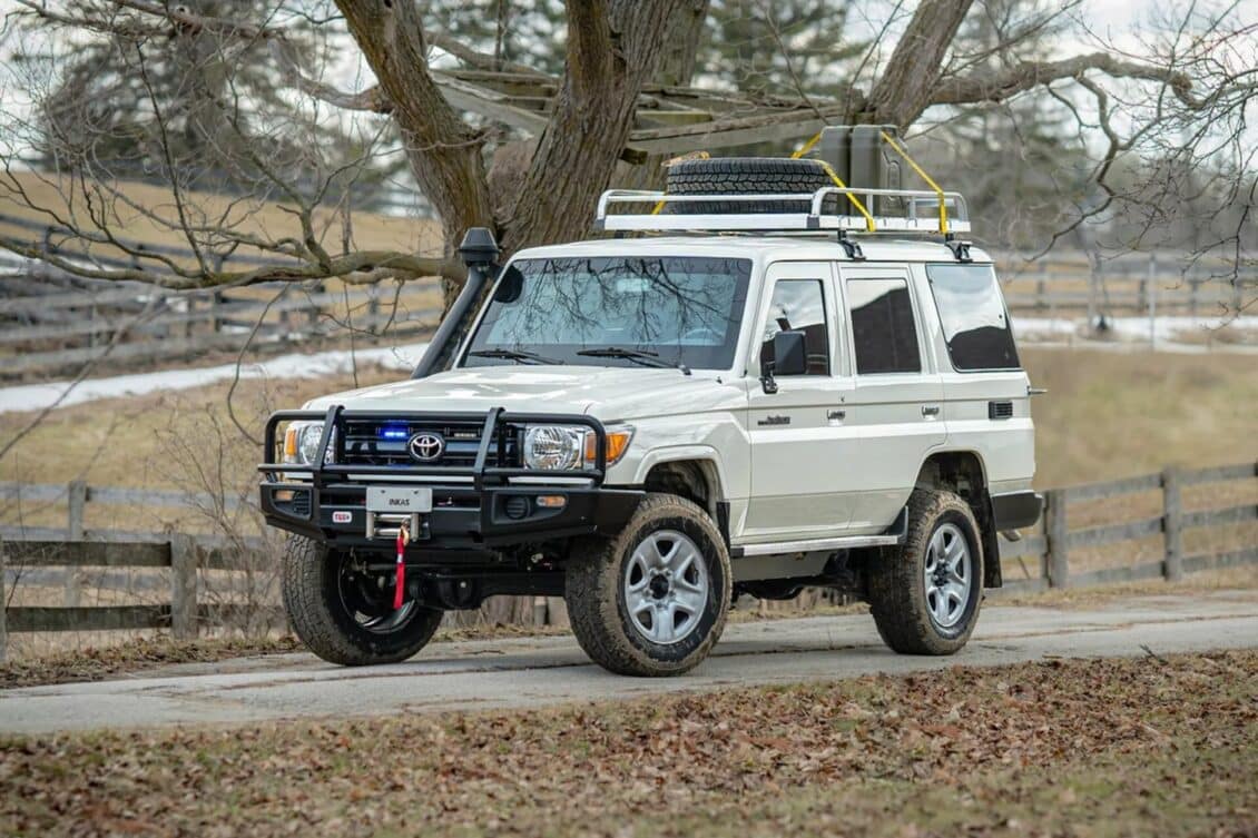 Toyota Land Cruiser 70 Expedition Spec: el veterano que resiste ataques de rifles y granadas