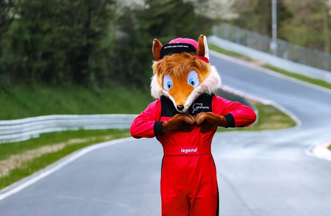 Legend: la nueva mascota de Nürburgring es un zorro con mono de carreras
