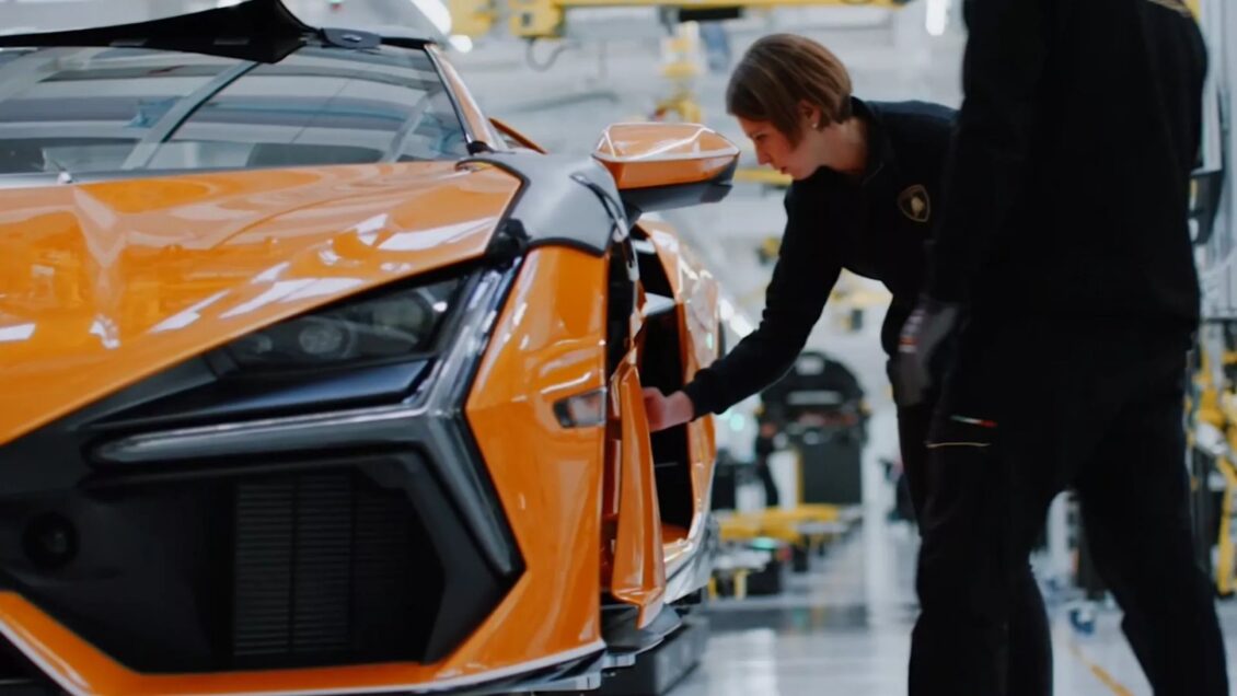 Así nace el Lamborghini Revuelto: la firma nos muestra los detalles de producción flexible