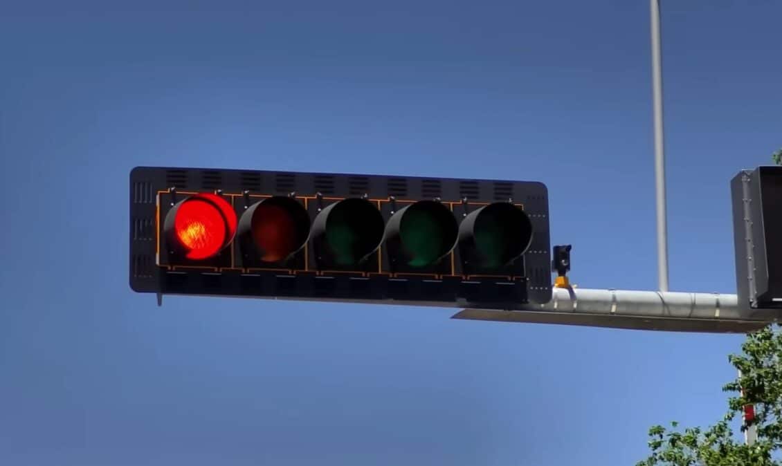 ¿Por qué se usan semáforos horizontales en algunos lugares? ¿Tienen sentido?