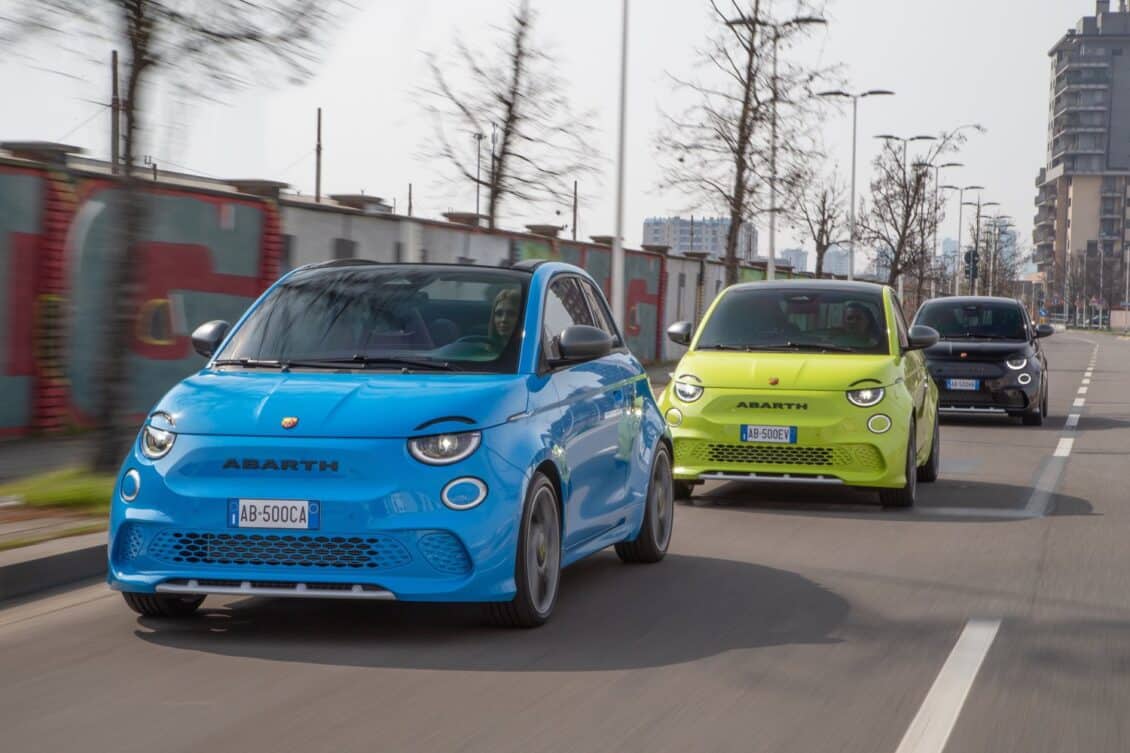 El Abarth 500e aumenta la familia con los Base y Turismo