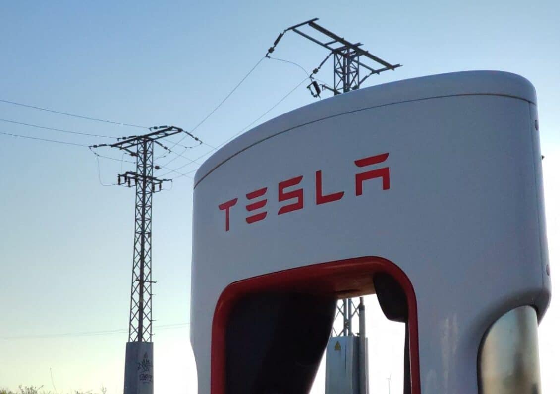 Un supercargador de Tesla en España saturado por la alta demanda: 2h de espera para enchufarte