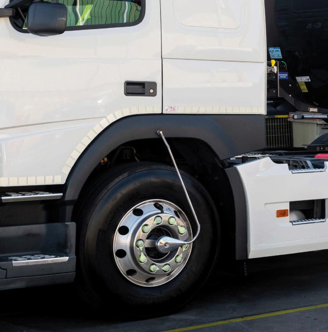 ¿Sabes lo que son estas tuberías metálicas que llevan algunos camiones en las ruedas?