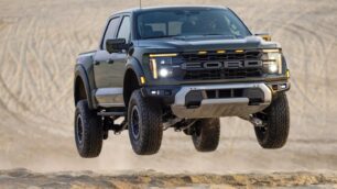 Ford F-150 Raptor 2024: más capaz y con el V8 sobrealimentado de 5.2 litros en el R