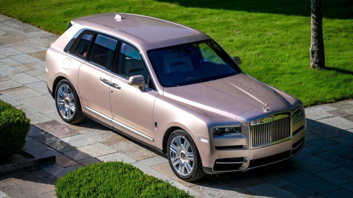 Tras 30 intentos de pintura, este Rolls-Royce Cullinan llega a su propietario de 90 años