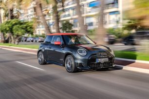 MINI Cooper SE JCW: todo fachada, pero con muy buena pinta