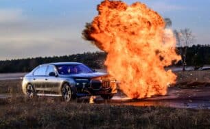 BMW te da un curso de conducción evasiva de vehículos blindados