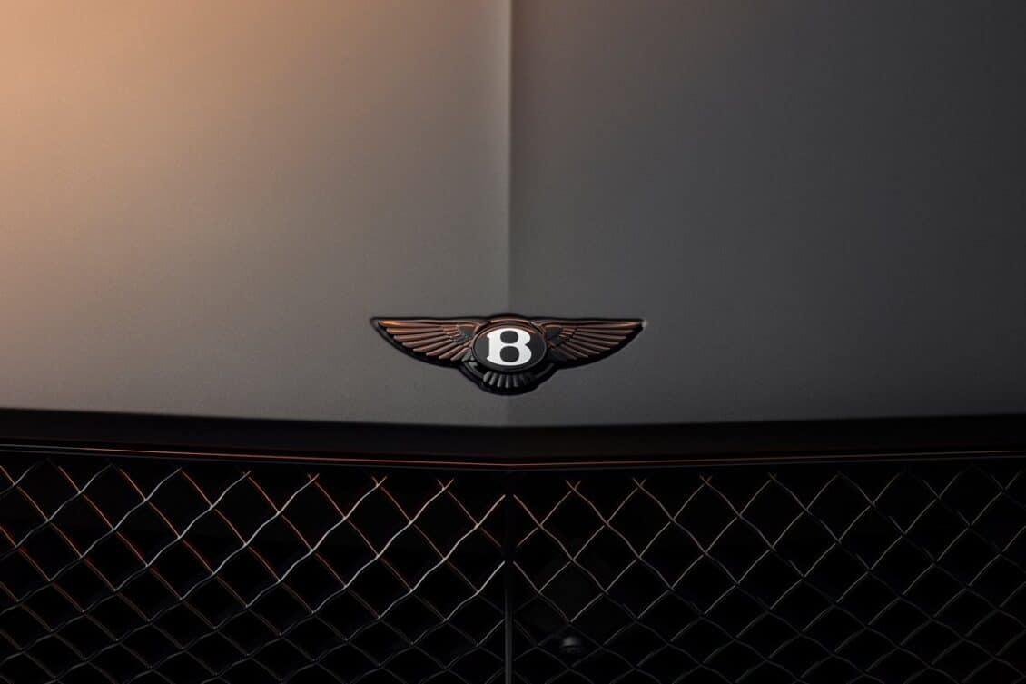 Bentley tiñe su logo de negro por primera vez en 105 años