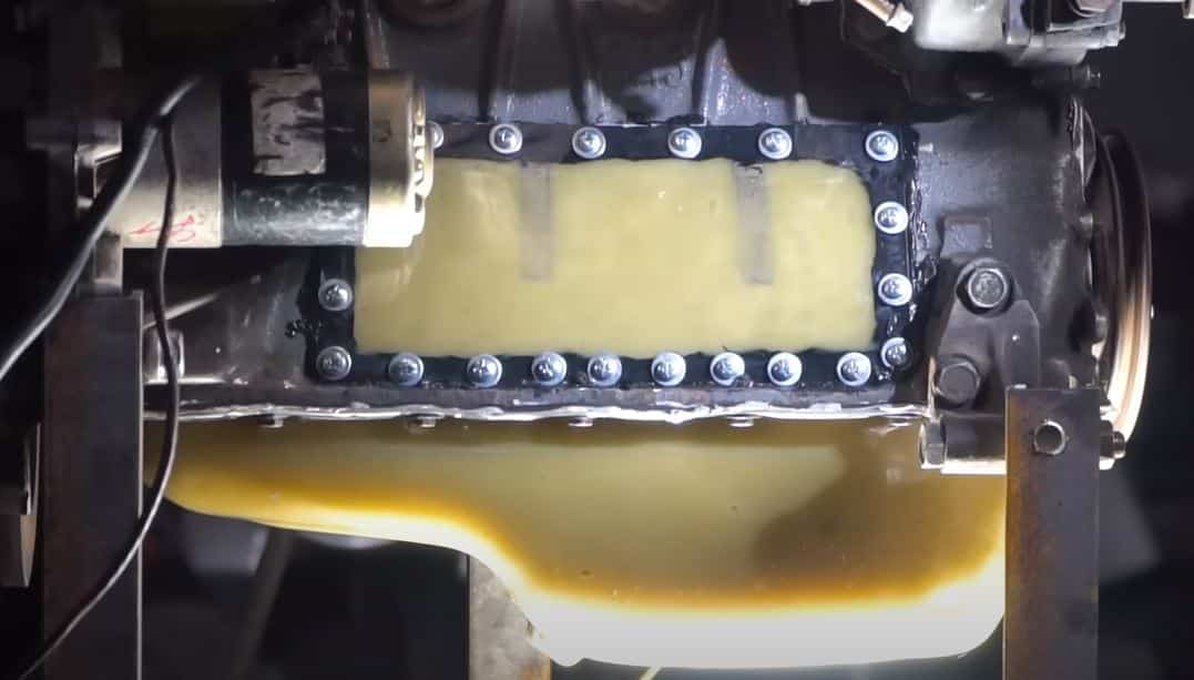 ¿Sabes lo que pasa dentro de un motor cuando echas más aceite de la cuenta?