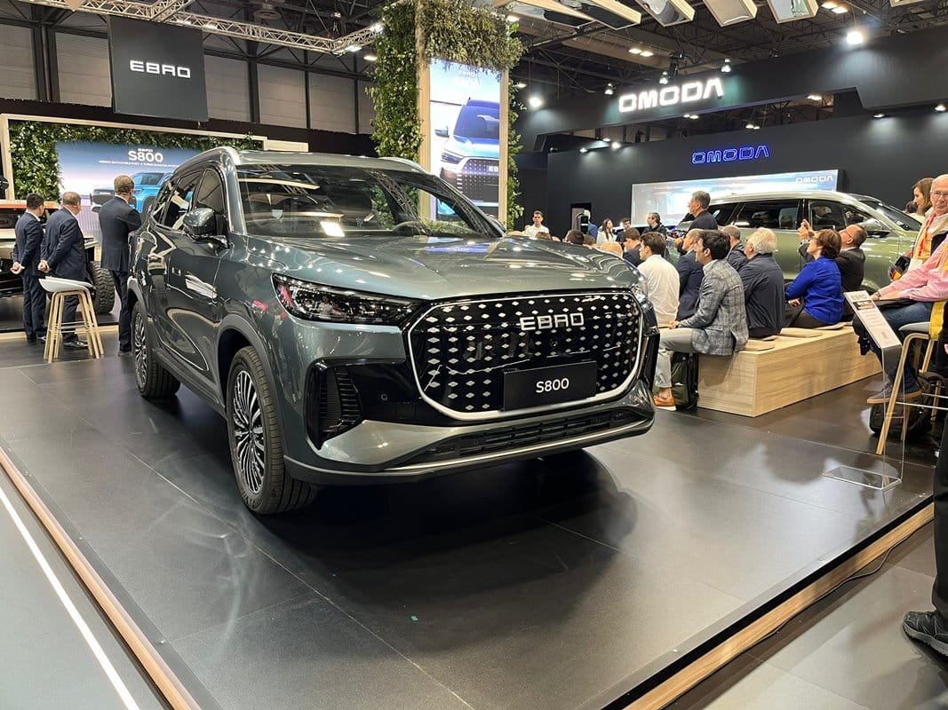 Los EBRO S700 PHEV y S800 debutan con fuerza en Madrid
