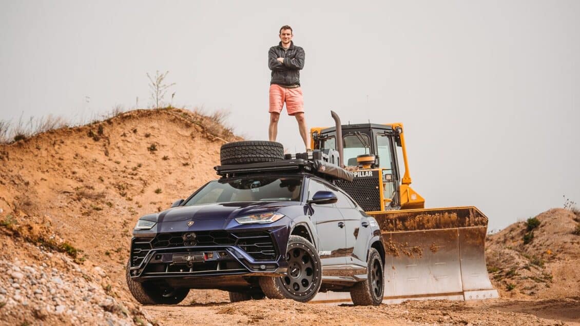 Vive en un Lamborghini Urus totalmente preparado y viaja por todo el mundo