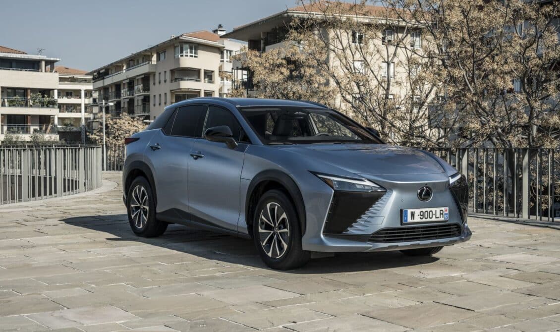 El Lexus RZ recibe su versión de acceso, se llama RZ 300e