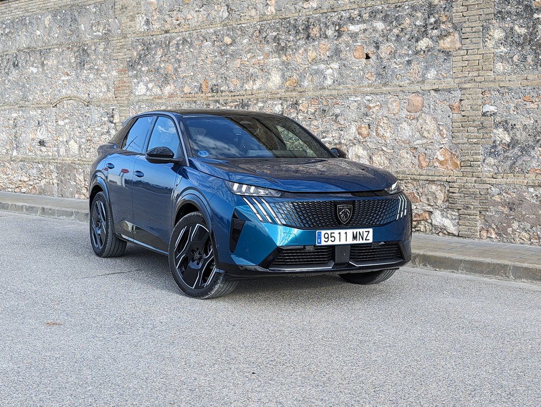 Prueba Peugeot E-3008: un diseño fastback rompedor para un producto redondo