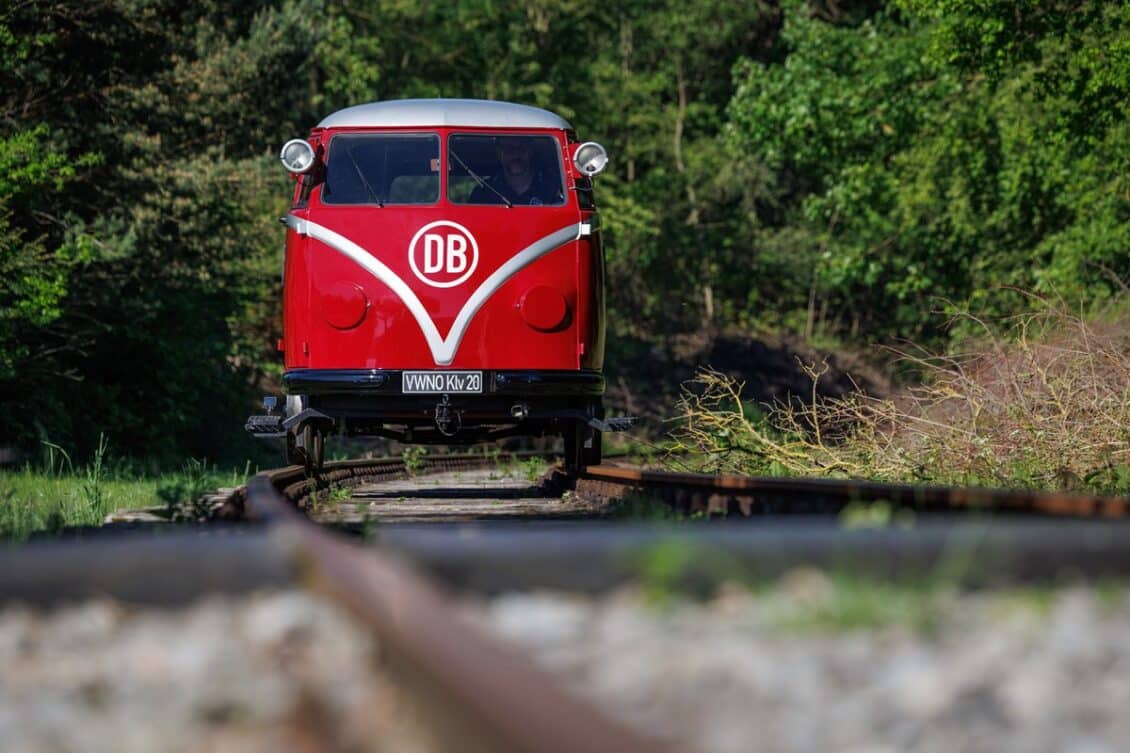 Así era el KLV-20, una mezcla rarísima entre autobús y tren que hacía uso de una Volkswagen Bulli y no tenía volante