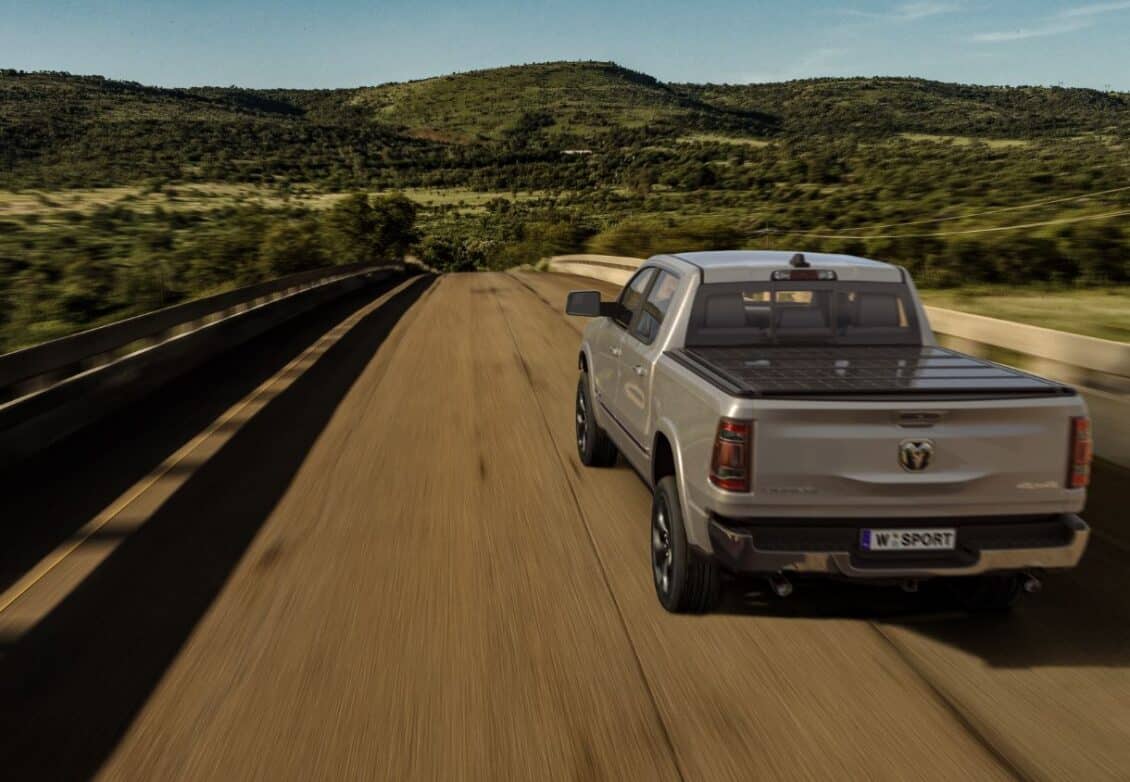 Alguien ha tenido una idea muy buena, cubrir la zona de carga de las pickups con paneles solares