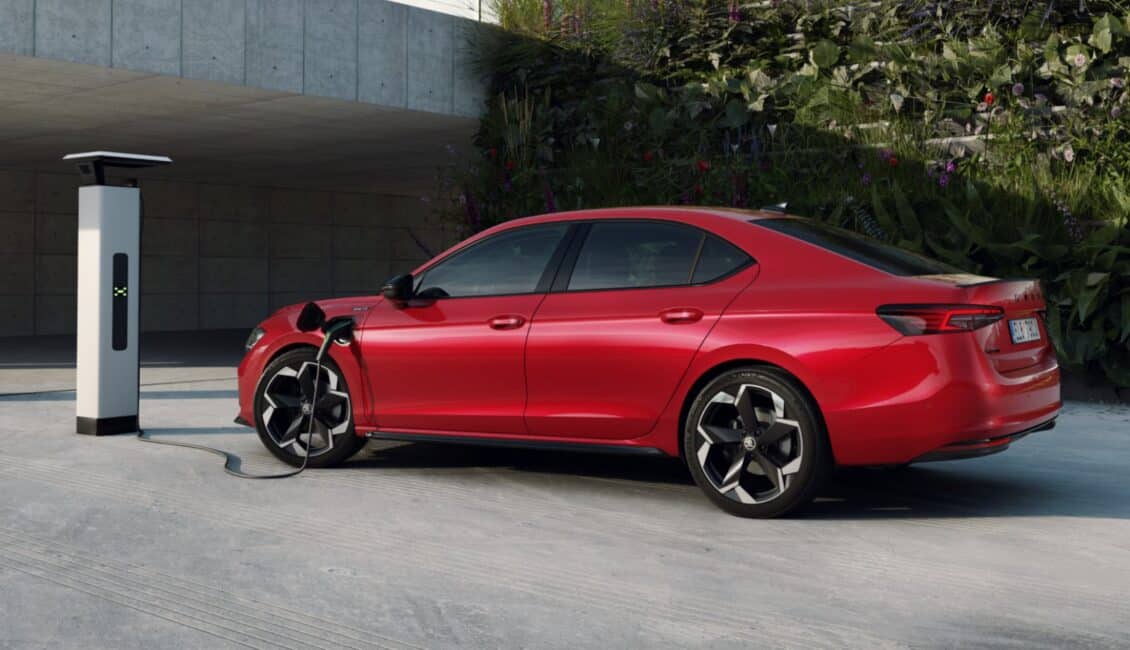 El Skoda Superb berlina recibe la mecánica híbrida enchufable de 204 CV y pegatina ‘CERO’