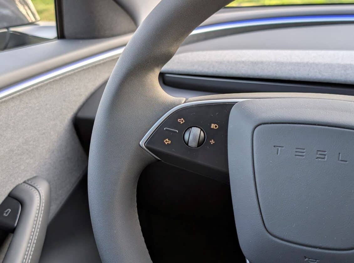 Tesla se rinde: la palanca de intermitentes vuelve al Model 3