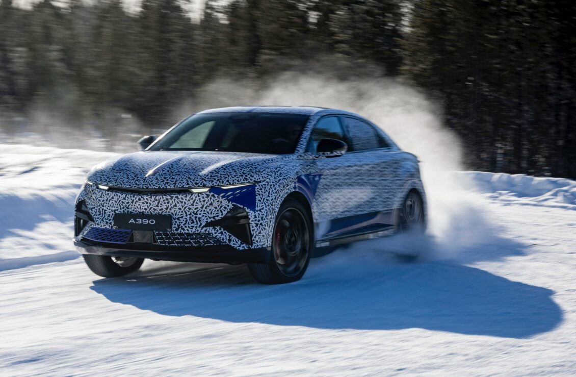 El Alpine A390 se deja ver en imágenes oficiales: el fastback eléctrico debutará pronto